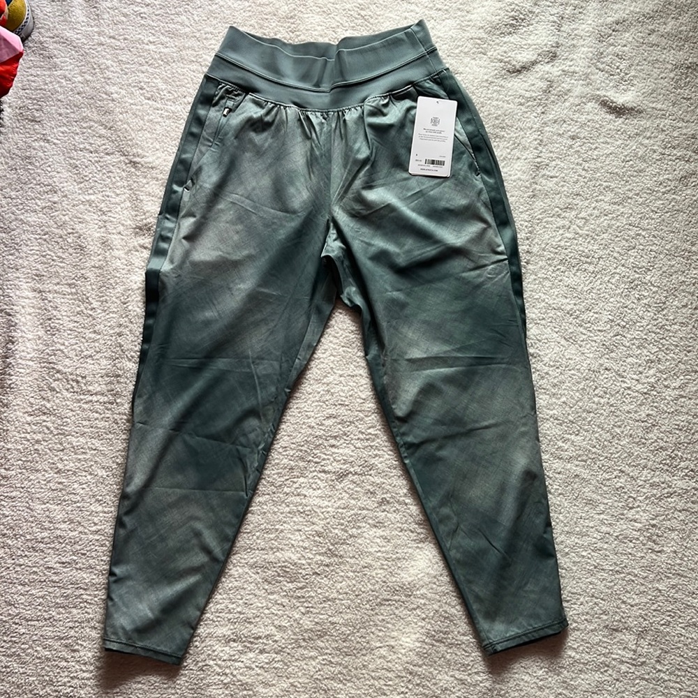 Brand New! Athleta Nolita Slim tapered Crop